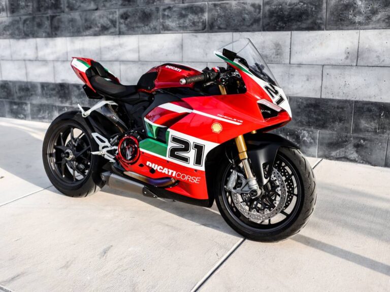 2025 Ducati Panigale V2: स्टाइलिश लुक और सुपरचार्ज्ड परफॉर्मेंस के साथ लॉन्च
