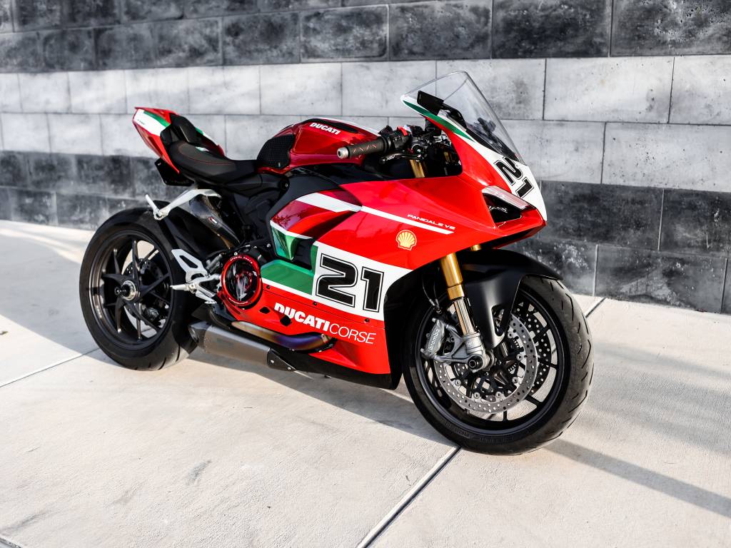 2025 Ducati Panigale V2: स्टाइलिश लुक और सुपरचार्ज्ड परफॉर्मेंस के साथ लॉन्च