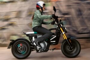 BMW CE 02 108Km रेंज, 96Kmph टॉप स्पीड, कीमत 4.49 लाख से शुरू