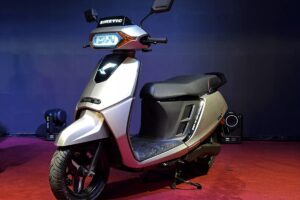 Kinetic DX रिवर्स मोड और 3 राइड मोड्स के साथ, DX वेरिएंट 1,11,499