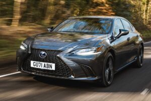 नई Lexus ES स्पिंडल ग्रिल, 12.3 इंच स्क्रीन और 22.37kmpl माइलेज के साथ 64 लाख से शुरुआत