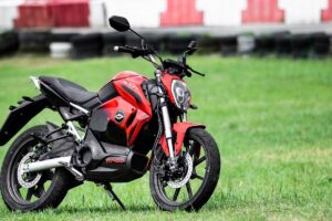 Revolt RV400 150km रेंज, 85kmph टॉप स्पीड और स्मार्ट फीचर्स, कीमत 1.42 लाख से शुरू