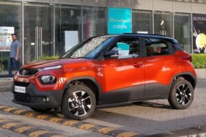 Tata Punch इलेक्ट्रिक सनरूफ, ऑटो क्लाइमेट और हार्मन 6 स्पीकर सिस्टम के साथ 5.50 लाख में