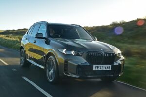 नई BMW X5 14.9 टचस्क्रीन, पैनोरमिक सनरूफ और AWD के साथ, कीमत 1.07 करोड़ तक