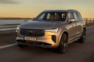 Volvo XC90 थॉर हैमर LED हेडलैम्प्स, माइल्ड हाइब्रिड पावर और वायरलेस चार्जिंग कीमत 96.97 लाख से शुरू