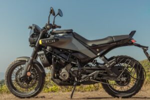 Husqvarna Svartpilen 401 टाइप C चार्जिंग, ट्रैक्शन कंट्रोल और क्विकशिफ्टर, कीमत 2,83,344