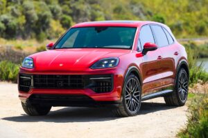 Porsche Cayenne 340bhp इंजन, 770 लीटर बूट और प्रीमियम लक्ज़री, कीमत 1.39 करोड़ से शुरू