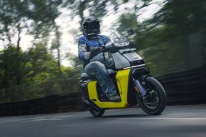 Okaya Faast F4 1.2kW मोटर और 160km रेंज वाली स्मार्ट इलेक्ट्रिक स्कूटर, कीमत 1,09,999