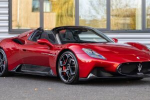 Maserati MC20 सुपरकार लुक्स, 730Nm टॉर्क और कीमत 3.45 से 5.02 करोड़