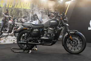 Yezdi Roadster Bloodrush Maroon 6 स्पीड गियरबॉक्स, स्टाइलिश टियरड्रॉप टैंक, 2,02,036