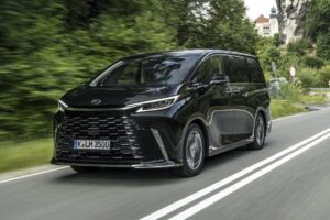 Lexus LM 48 इंच स्क्रीन, मिनी फ्रिज और हाइब्रिड इंजन कीमत 2.15 करोड़ से 2.69 करोड़